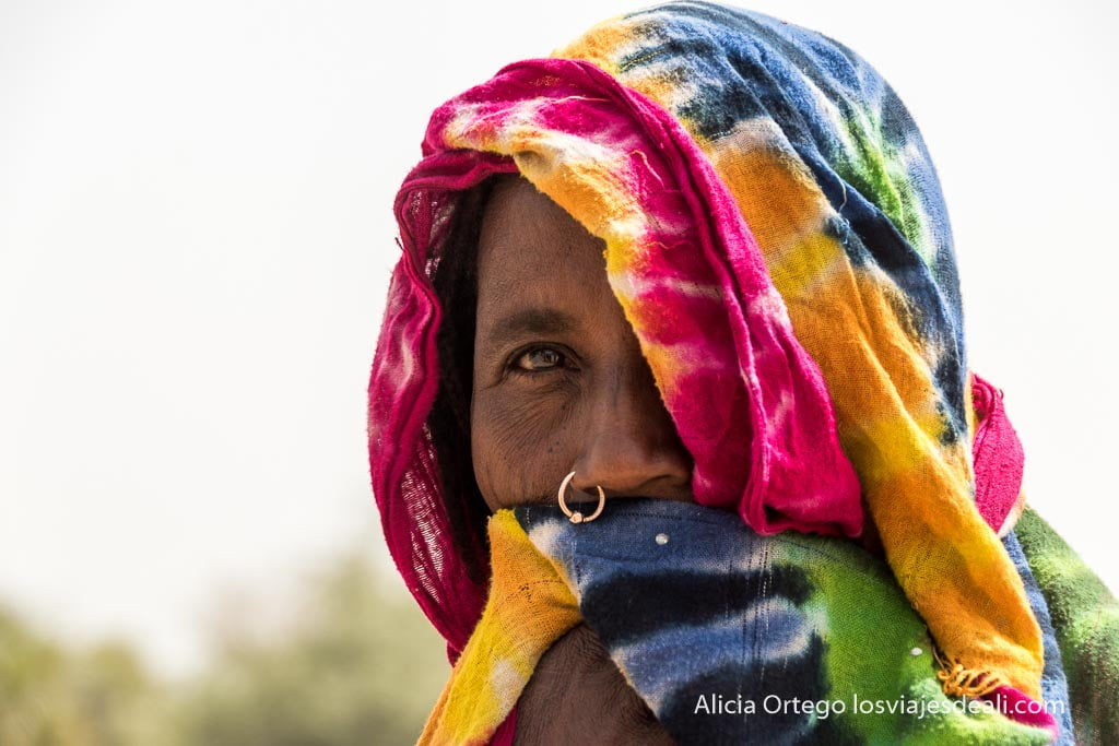 mujer buduma, una de las tribus nómadas del lago chad, con piercing en la nariz