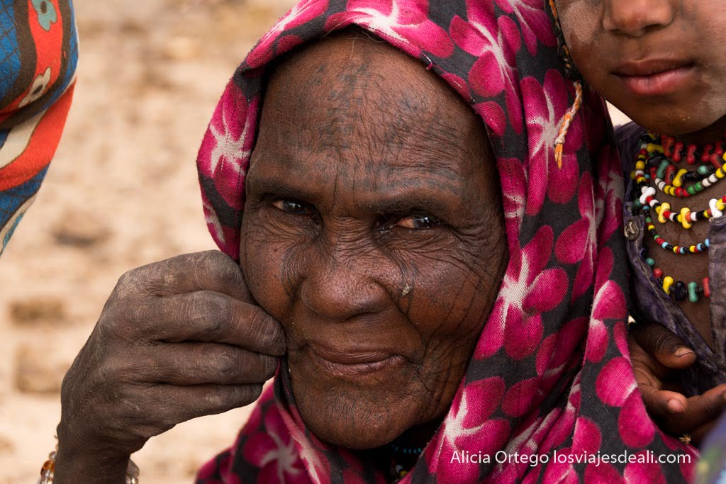 anciana de la tribu fulani con tatuajes en el rostro