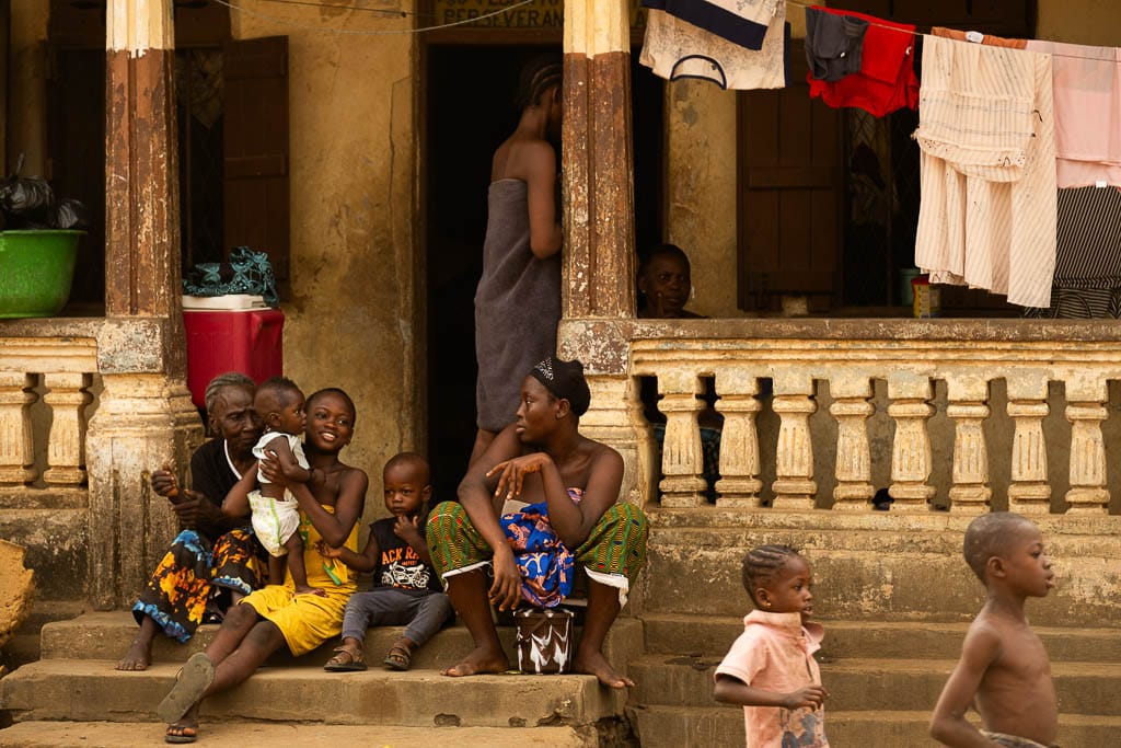 mujeres y niños en freetown