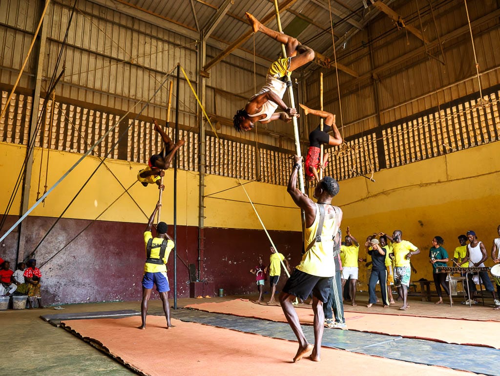 acrobatas en el centro fodeba keita de conakry